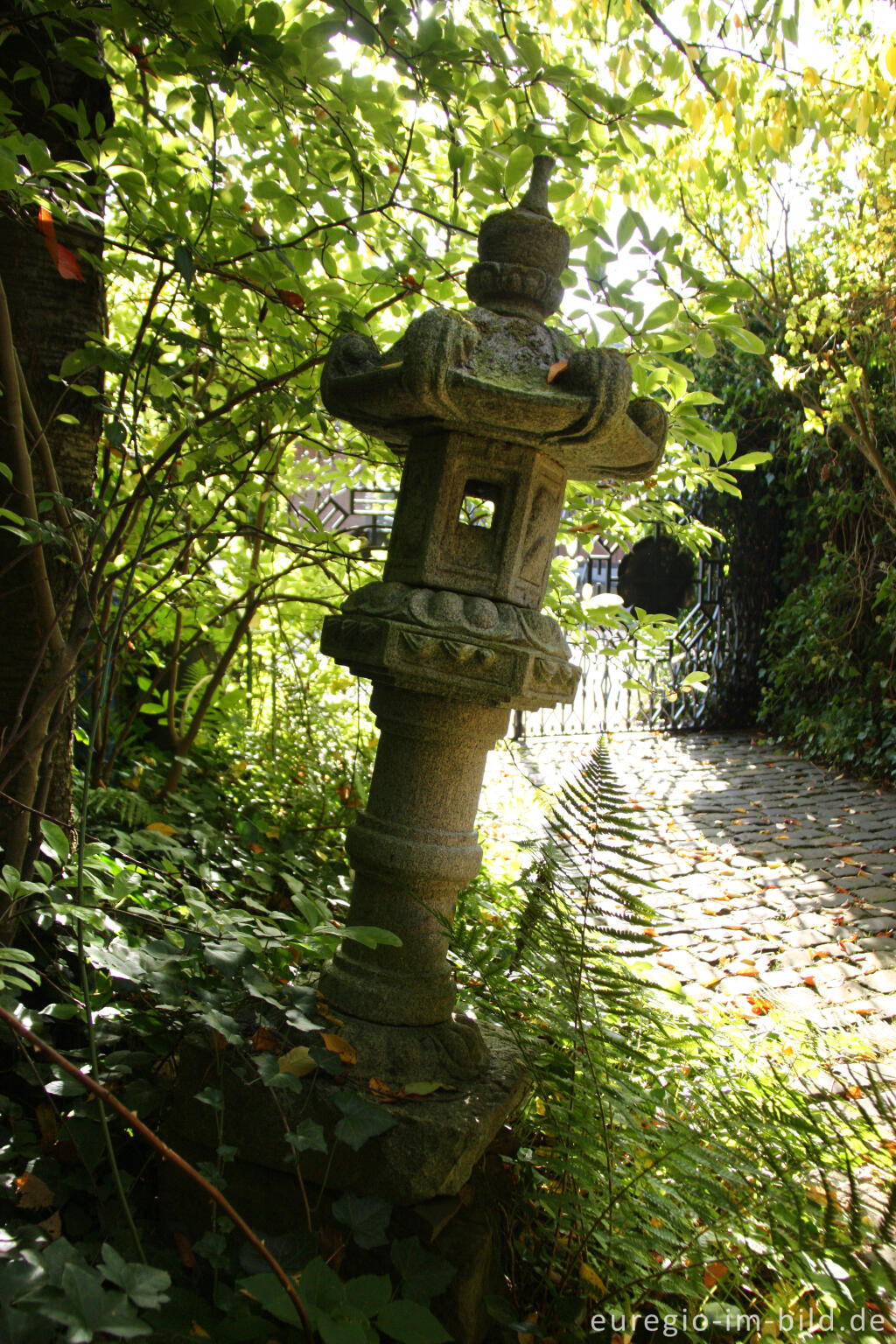 Detailansicht von Japanische Steinlaterne im "Hortus Dialogus", Nideggen - Abenden