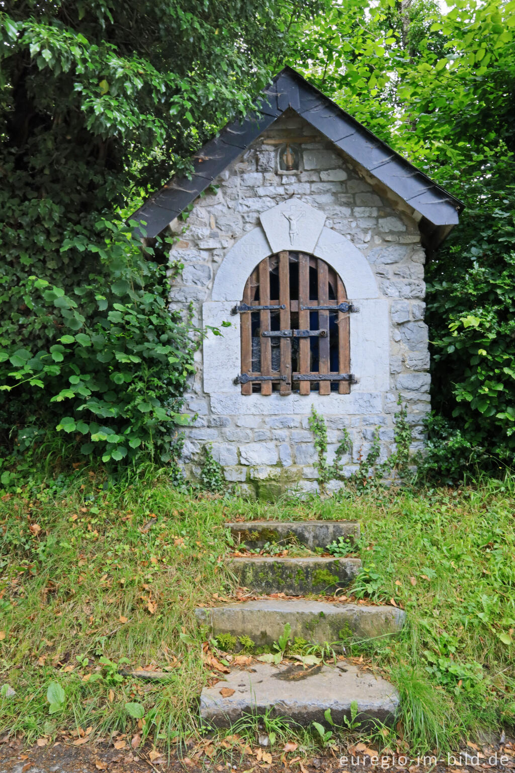 Detailansicht von Kapelle an der Kreuzung der Straßen Schmalgraf und Herzogenweg, Gemeinde Lontzen