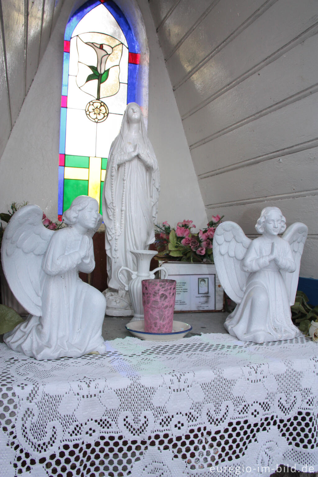 Detailansicht von Kapelle in Sippenaeken Ecke Rue de la Forge / Evenbaeg, Belgien