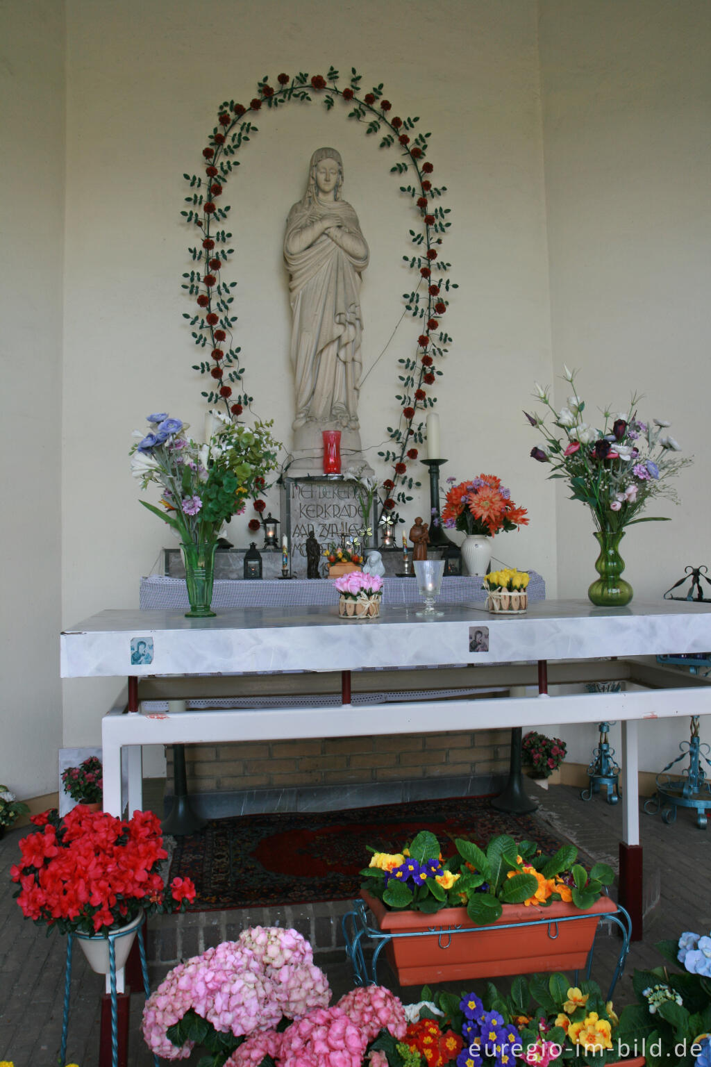 Detailansicht von Kapelle mit Marienfigur im Hambos bei Kerkrade, NL