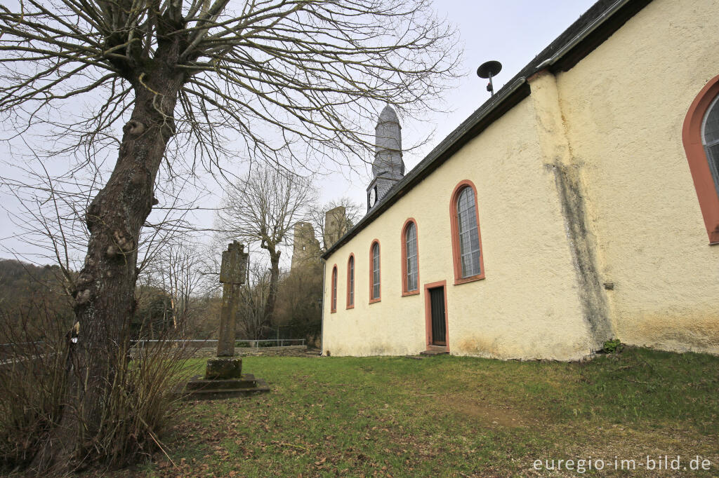 Detailansicht von Kapelle St. Antonius, im Hintergrund die Ruine der Burg Schönecken