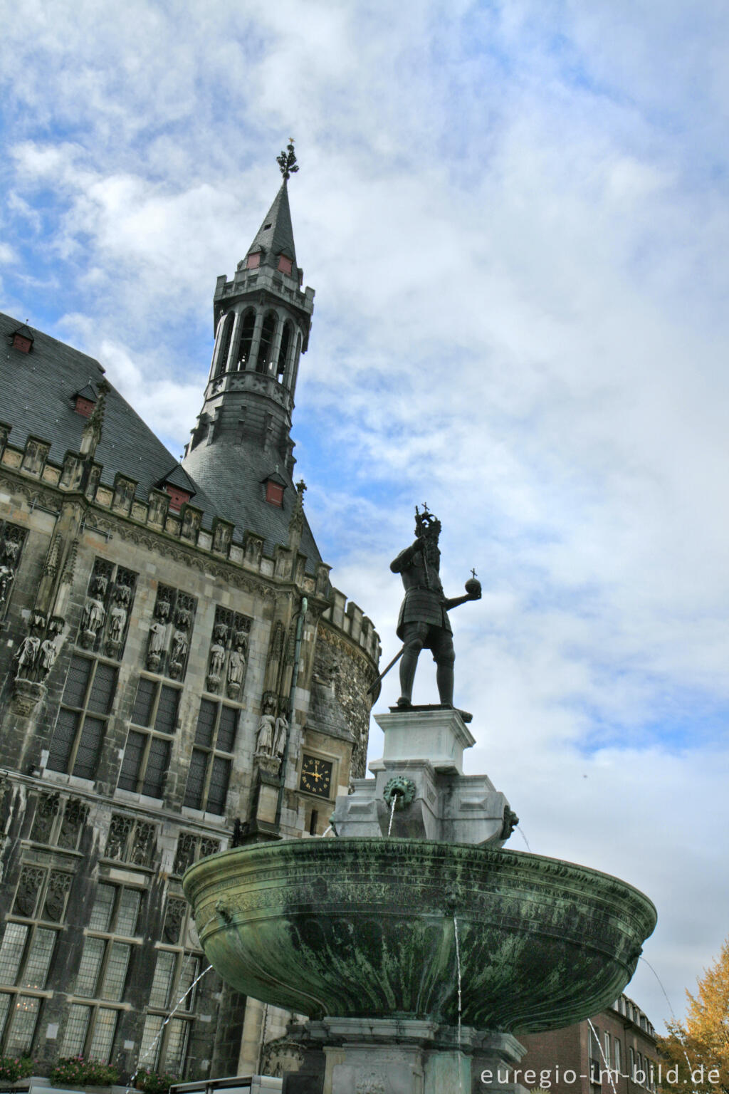 Detailansicht von Karlsbrunnen mit Rathaus, Aachen