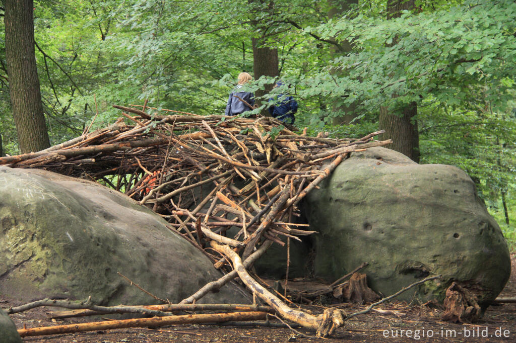 Detailansicht von "Kinderspielplatz" Zyklopensteine an der Grenzkunstroute011, Grenzübergang Aachen-Köpfchen