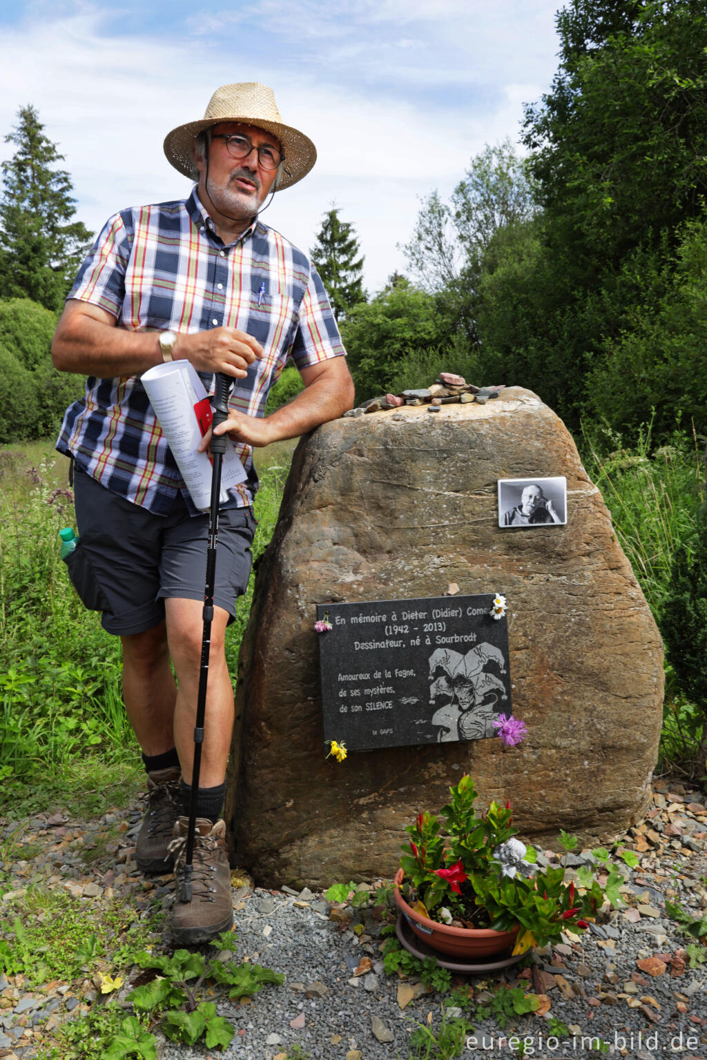 Detailansicht von Klaus-Dieter Klauser vom ZVS beim Gedenkstein für Didier Comes