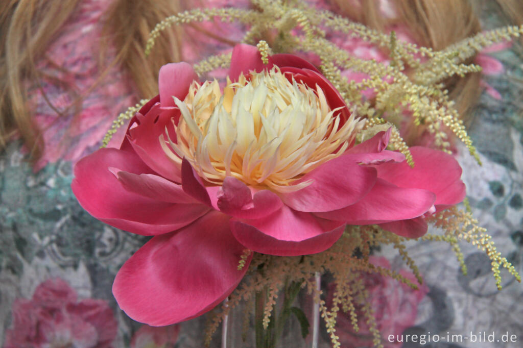 Detailansicht von Kleiner Blumenstrauß mit der Pfingstrose "Bowl of Beauty" und dem "Wald-Geißbart"