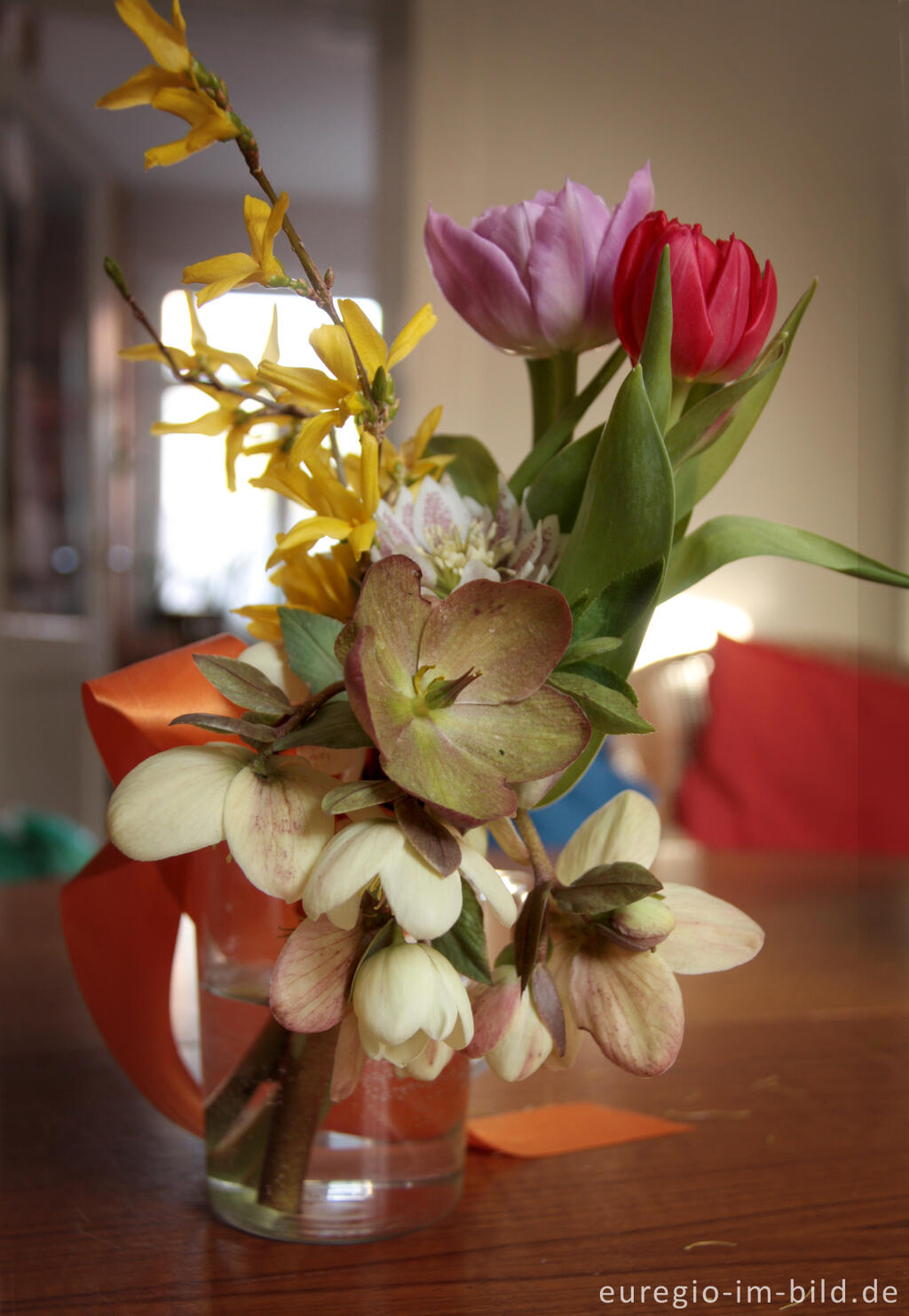 Detailansicht von Kleiner Blumenstrauß mit Gartenblumen im März