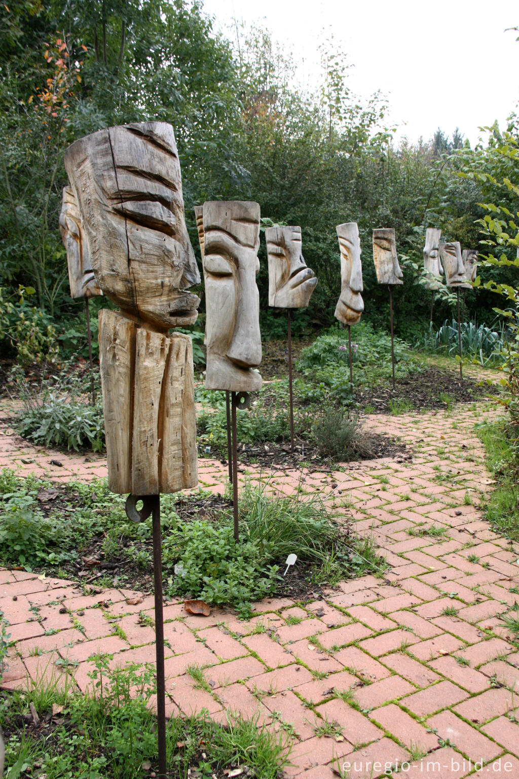 Detailansicht von Kopf-Skulpturen von Bouchta Ouali, Hortus Dialogus