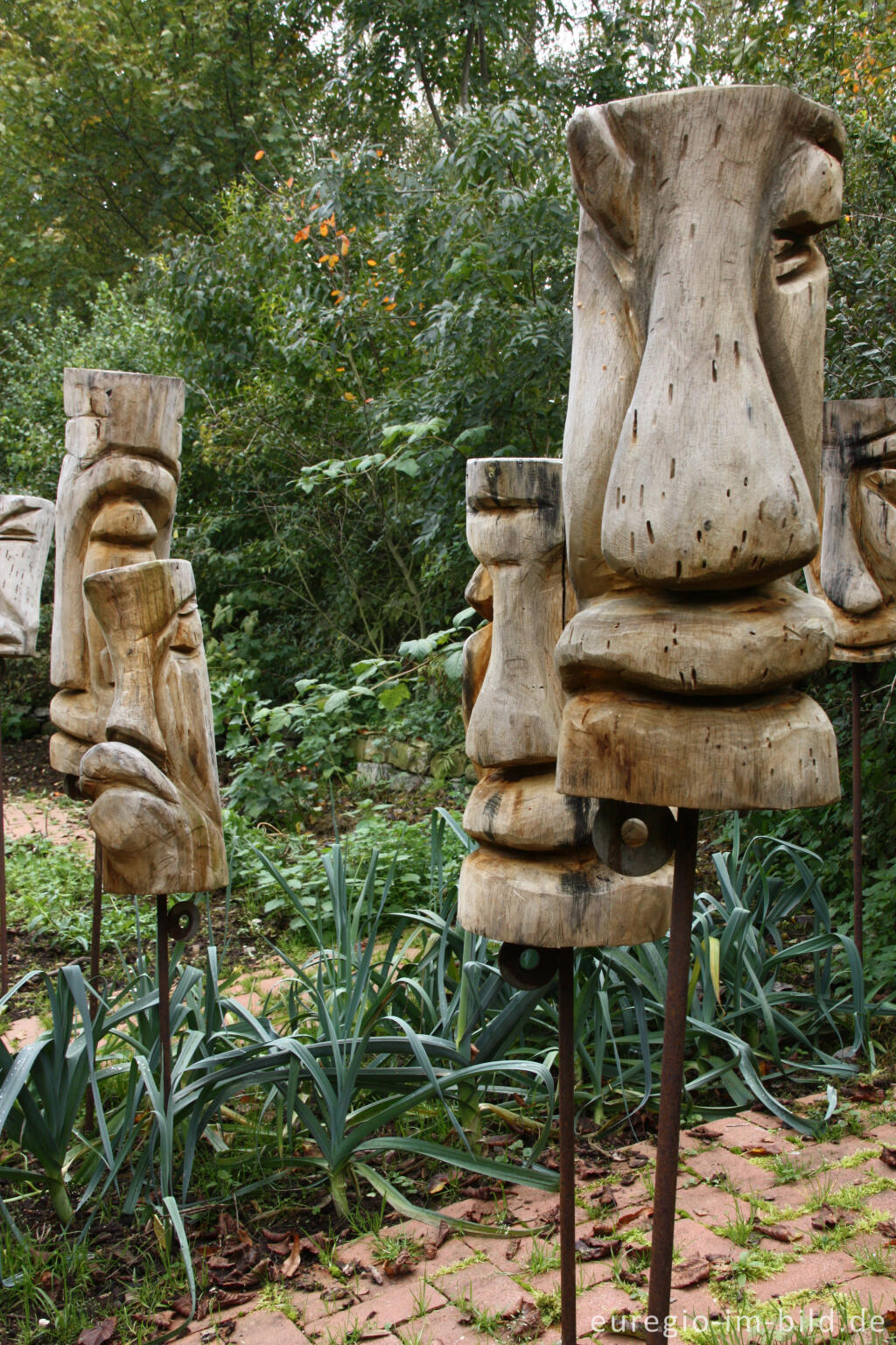 Detailansicht von Kopf-Skulpturen von Bouchta Ouali, Hortus Dialogus