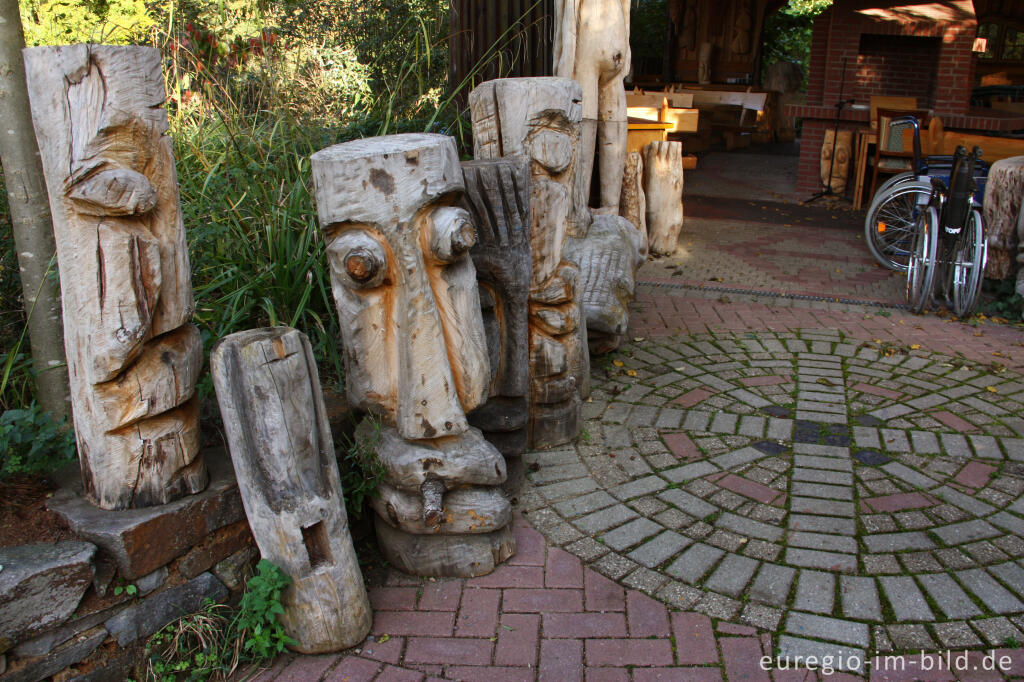 Detailansicht von Kopf-Skulpturen von Bouchta Ouali, Hortus Dialogus