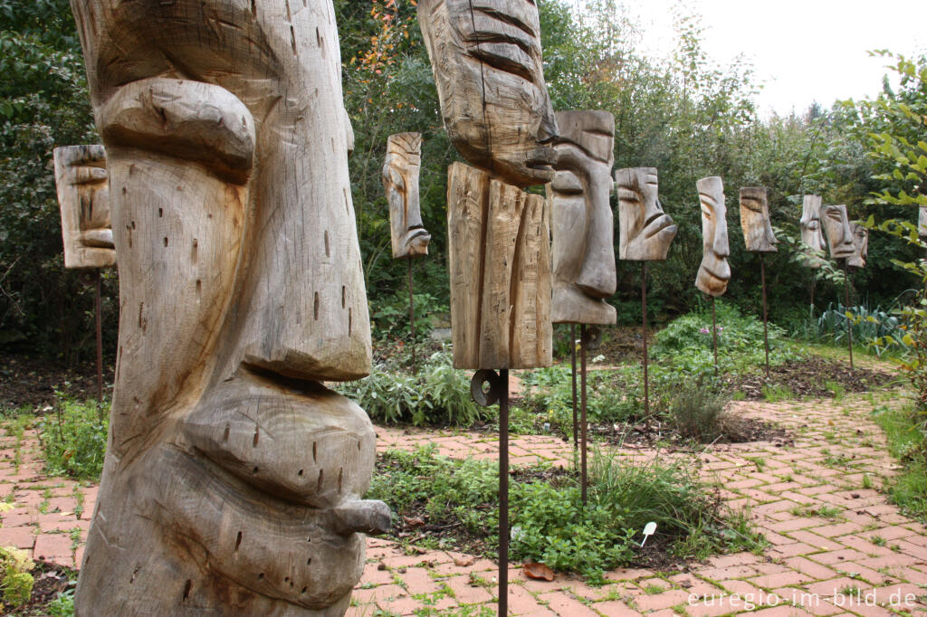 Detailansicht von Kopf-Skulpturen von Bouchta Ouali, Hortus Dialogus