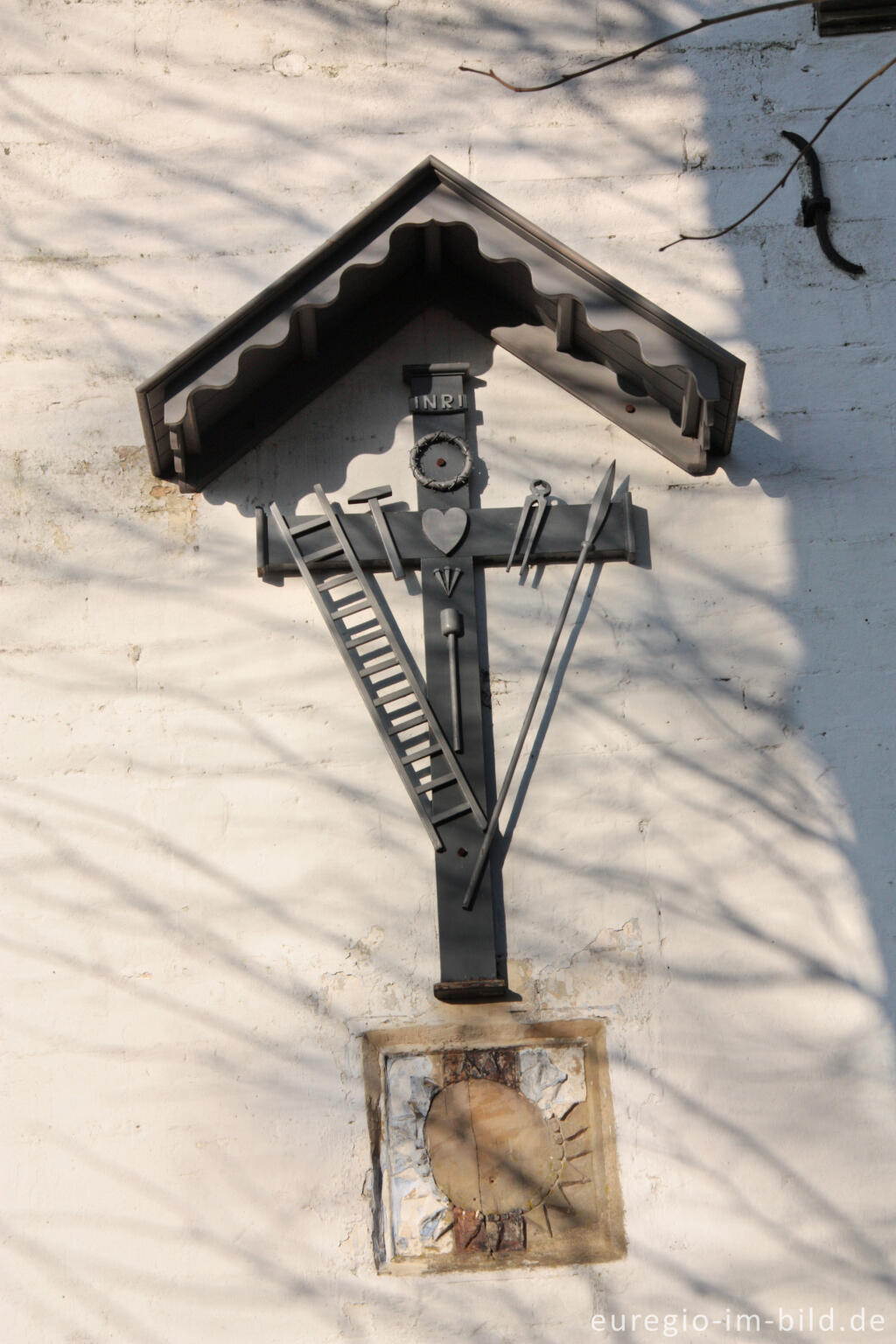 Detailansicht von Kreuz an der Einsiedelei "De Kluis" auf dem Schaelsberg, Geultal