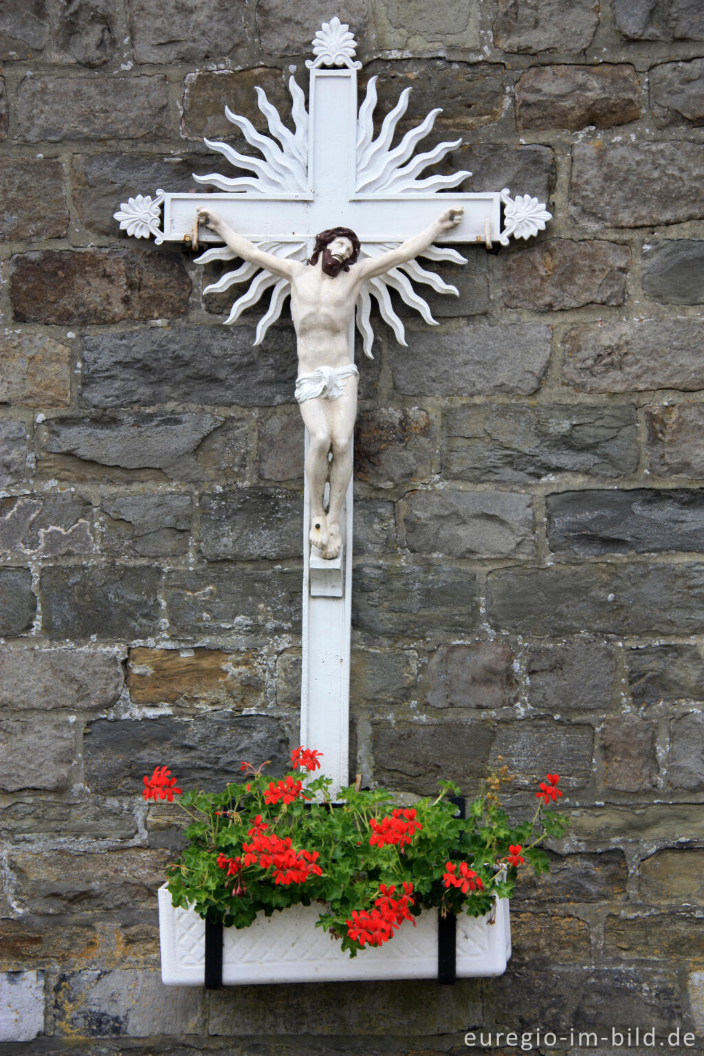 Detailansicht von Kreuz an der Kirchenmauer, Clermont-sur Berwinne im Herver Land