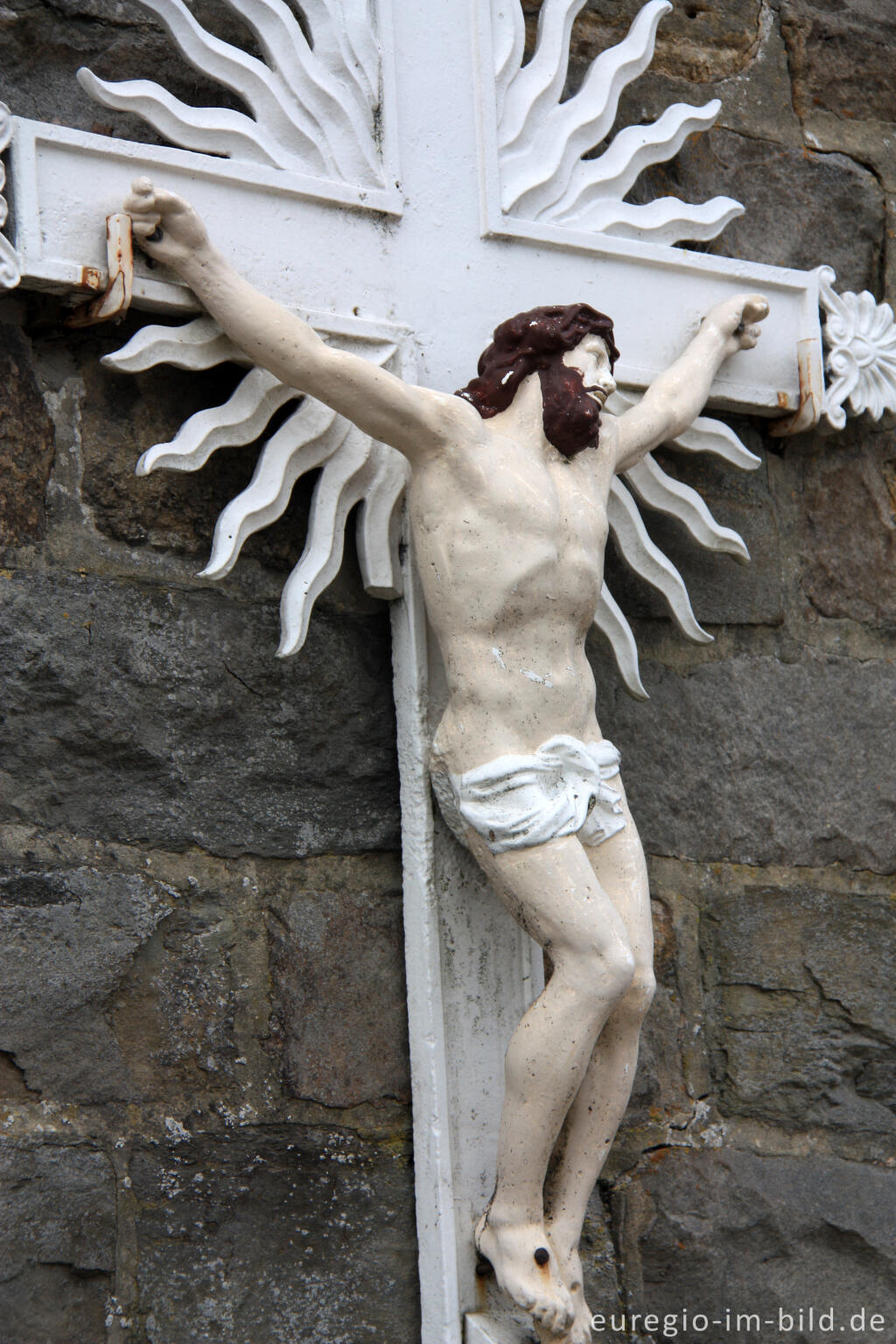 Detailansicht von Kreuz an der Kirchenmauer, Clermont-sur Berwinne im Herver Land