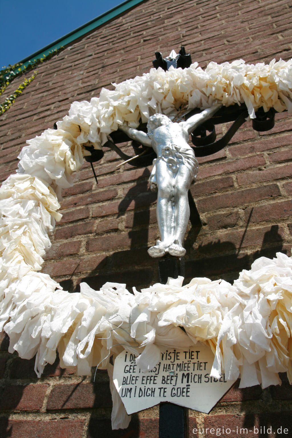 Detailansicht von Kreuz an einem Haus bei Vijlen