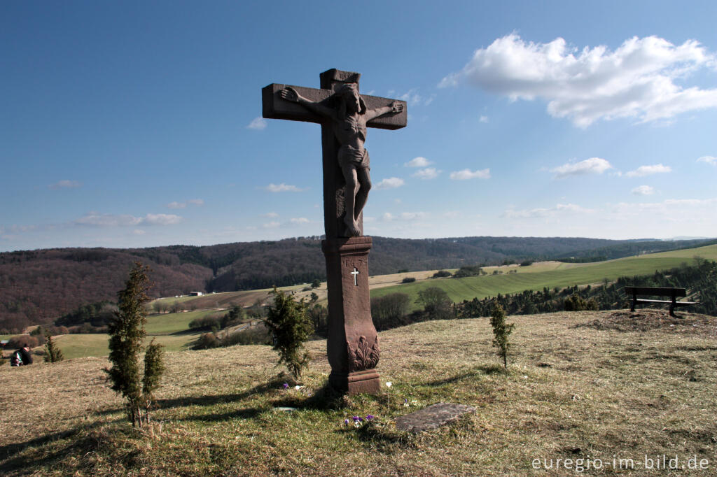 Detailansicht von Kreuz auf dem Kalvarienberg von Alendorf, Gemeinde Blankenheim