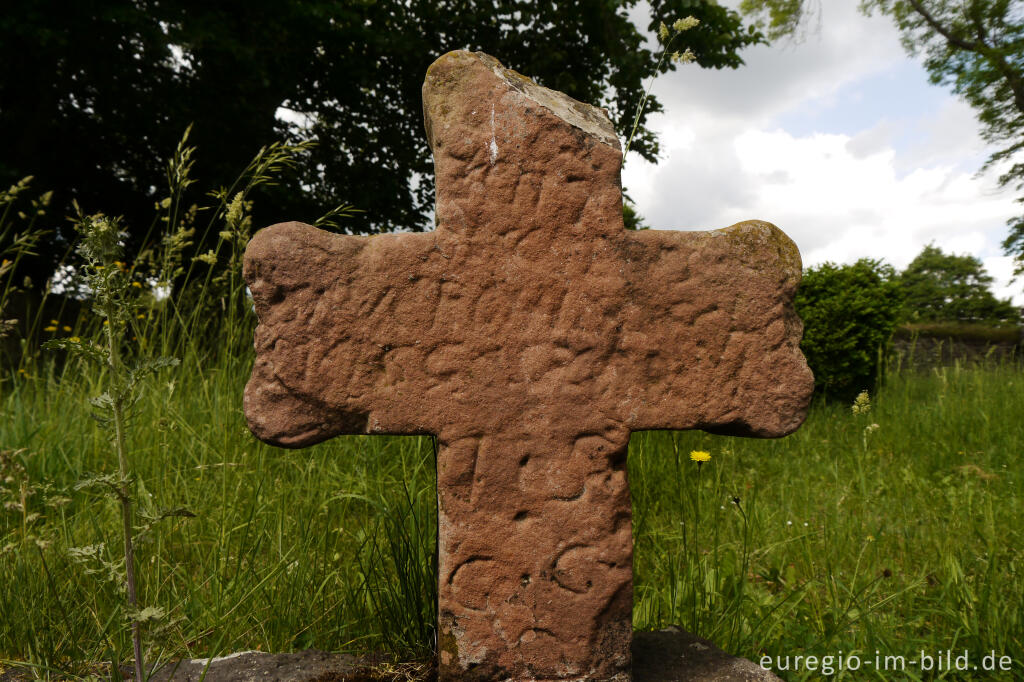 Detailansicht von Kreuz aus Buntsandstein bei der Wallfahrtskirche St. Agatha