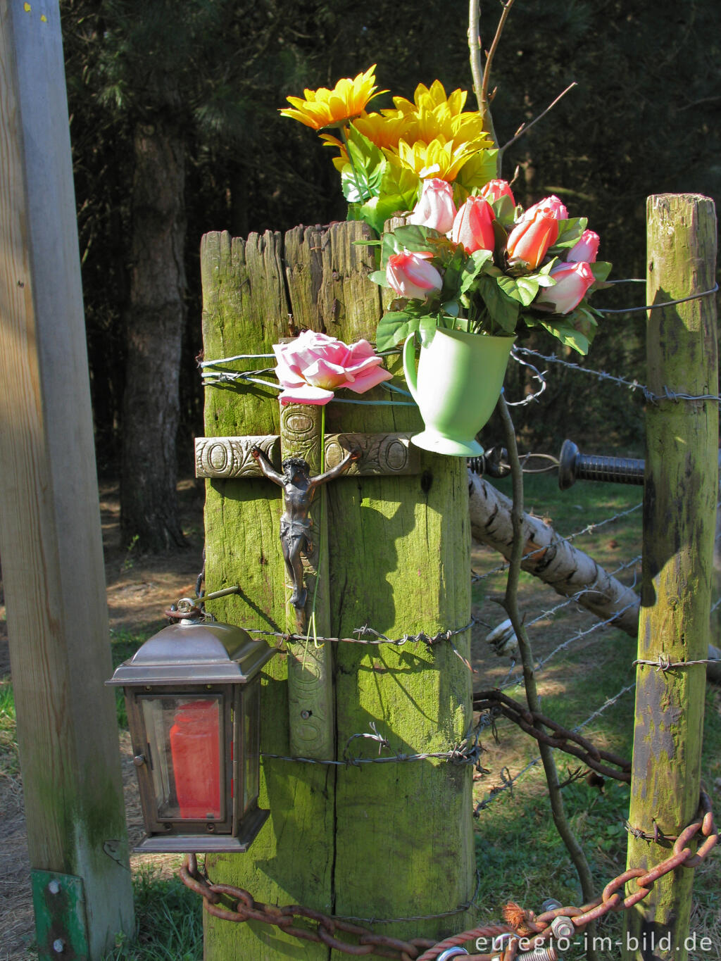 Detailansicht von Kreuz im Moresneter Wald