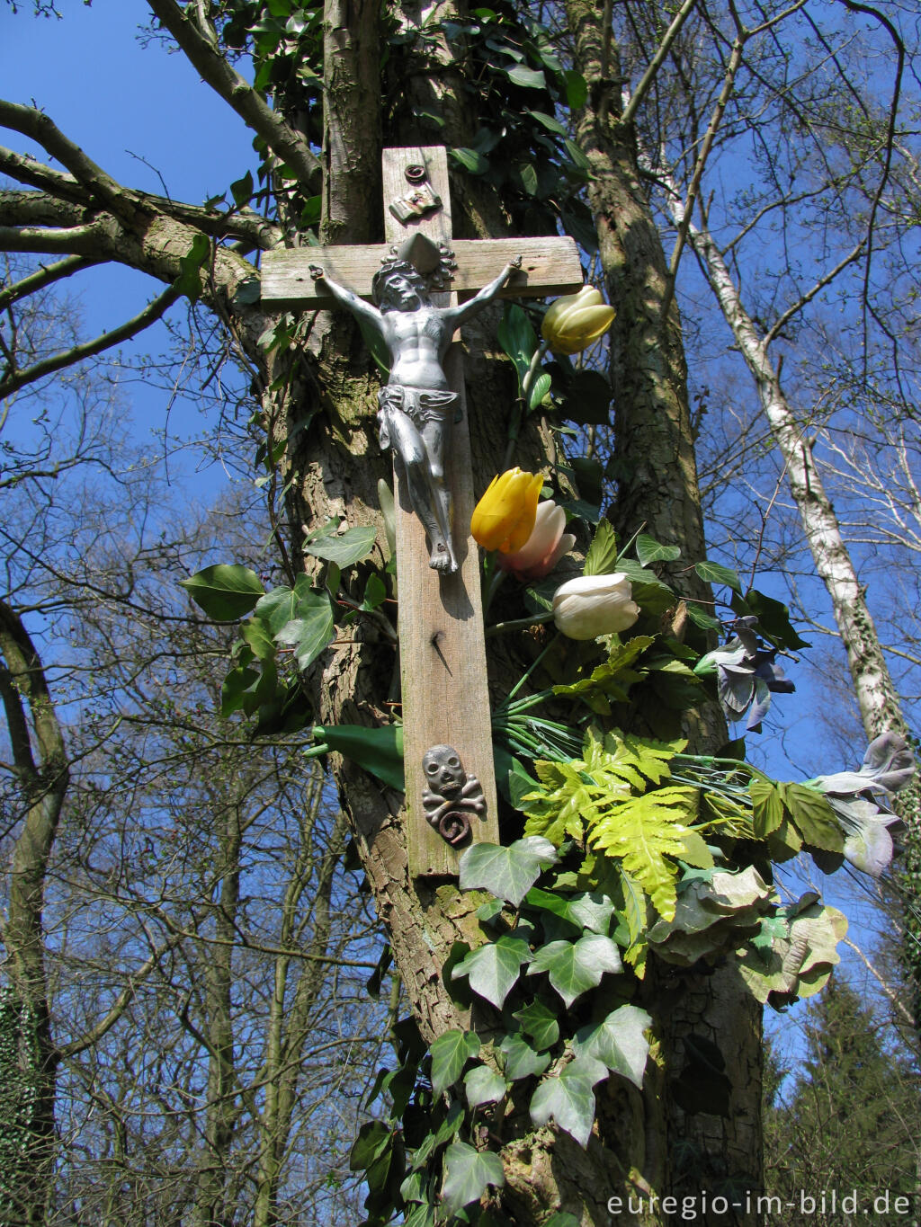 Detailansicht von Kreuz im Moresneter Wald