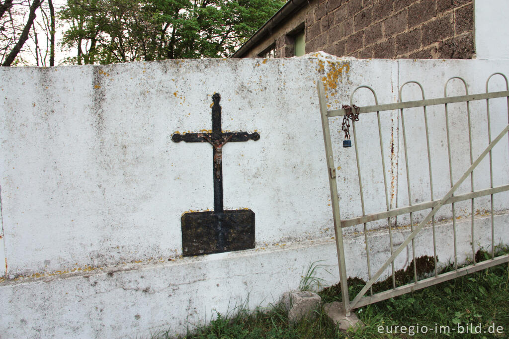 Kreuz in einer Gartenmauer am Ortsrand von Raeren