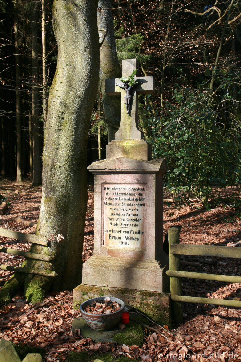 Detailansicht von Kreuz mit Gedenkstein beim Reinartzhof