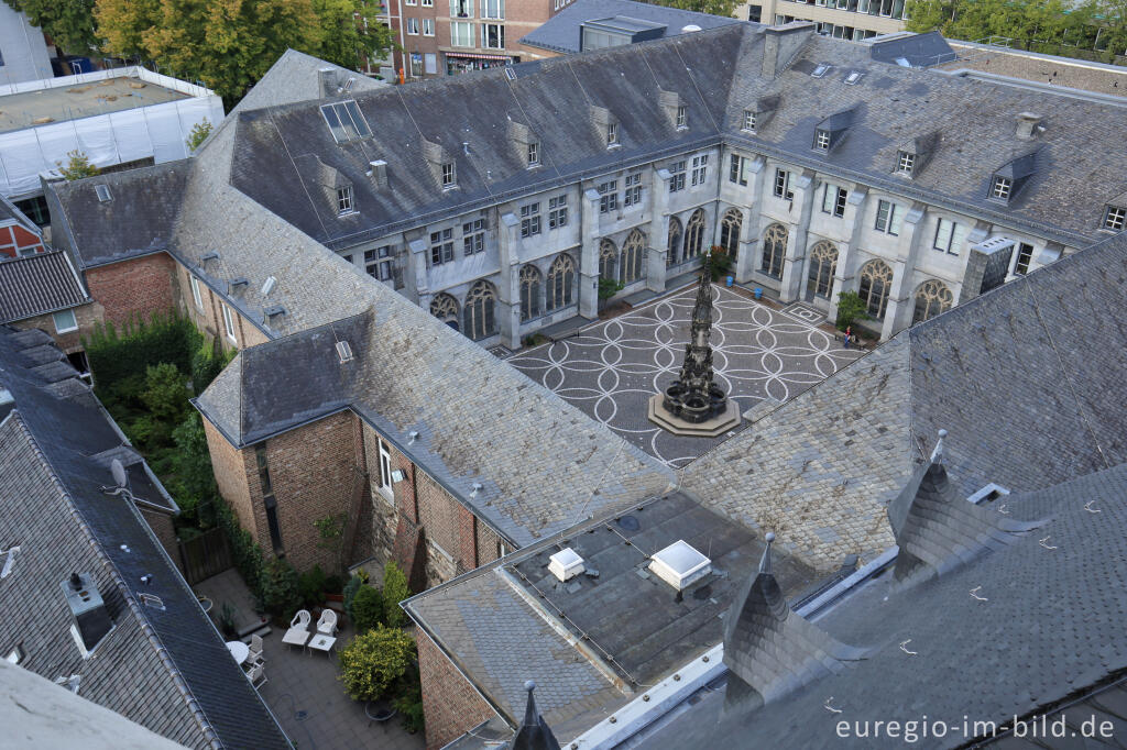 Detailansicht von Kreuzgang des Aachener Doms, vom Domturm aus gesehen