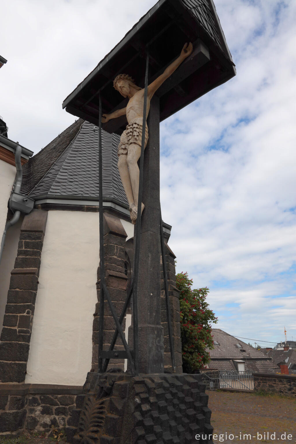 Detailansicht von Kruzifix bei der Kirche St. Cyriakus in Niedermendig