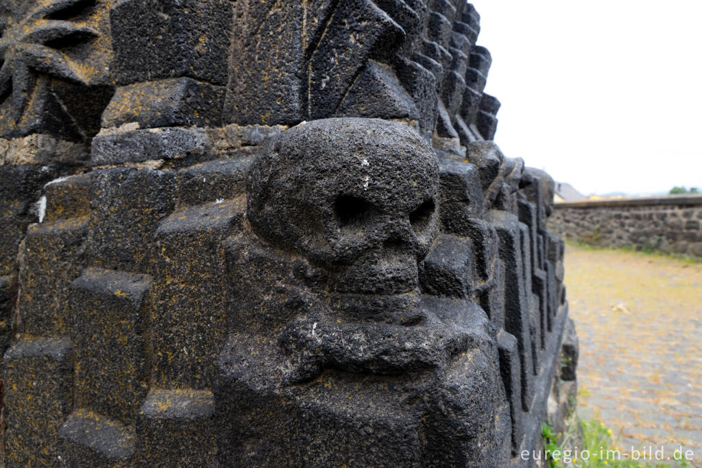 Detailansicht von Kruzifix bei der Kirche St. Cyriakus, Niedermendig, Detail