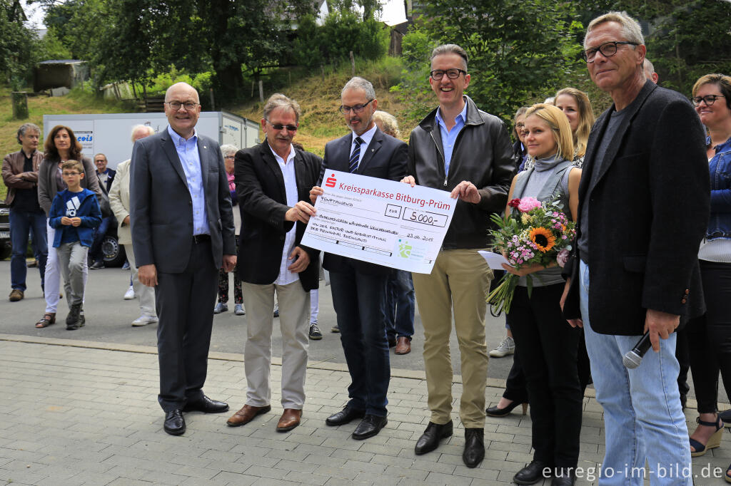 Detailansicht von KultOurtal-Straße: Übergabe des Stamm-Tischs von Esther Wiswe, 23. Juni 2018