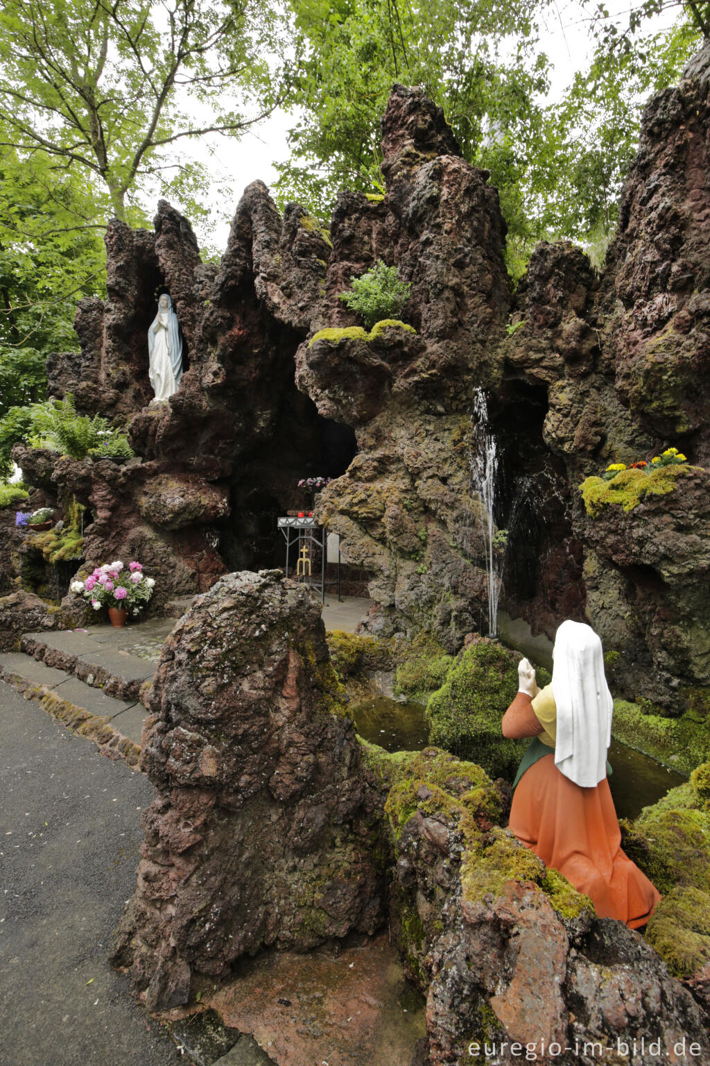 Detailansicht von Lourdesgrotte in Gillenfeld, Vulkaneifel