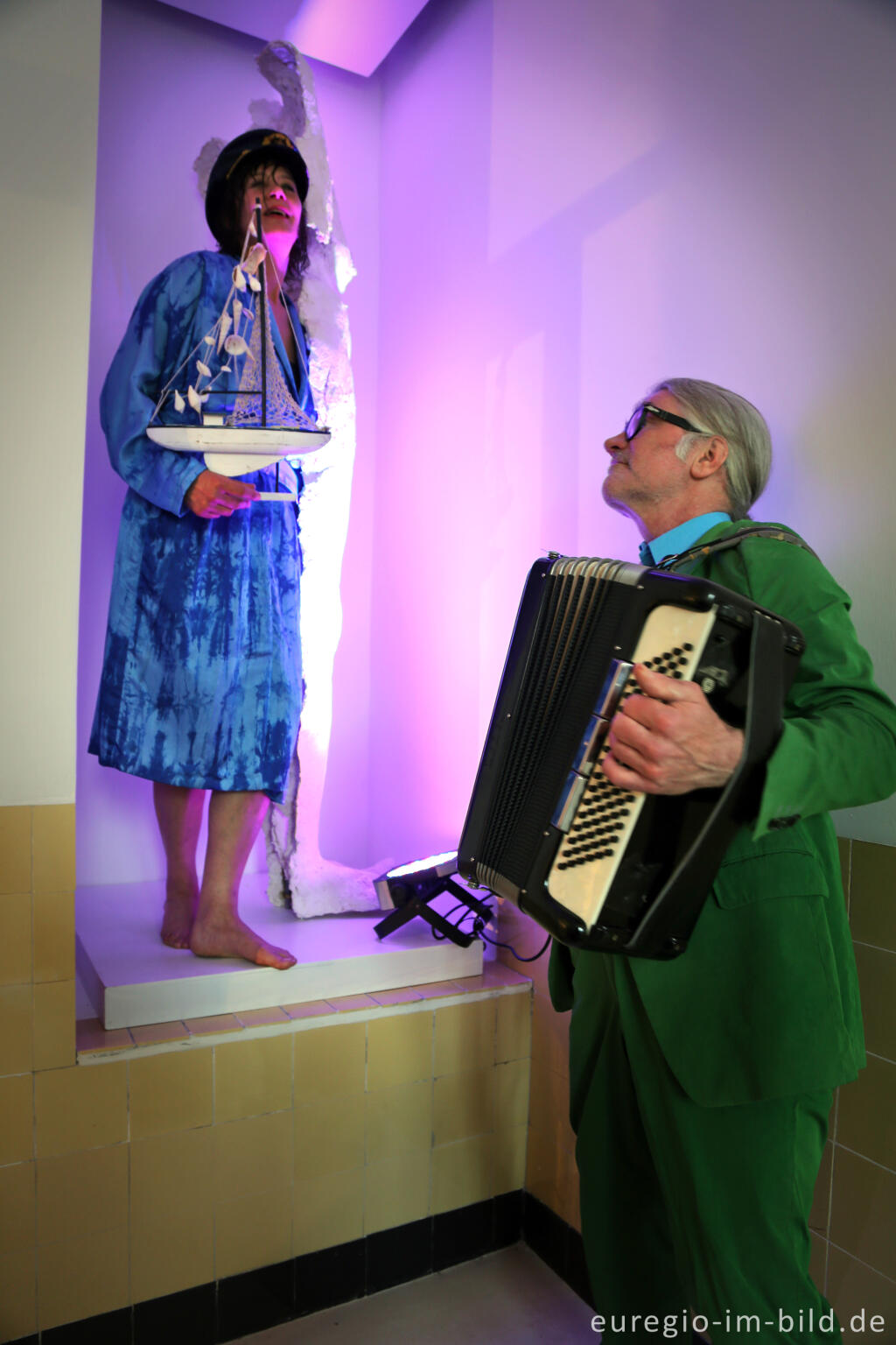 Detailansicht von Ludger Singer und Annette Schmidt, Miniaturen II, Theater K, Thema: Bad und Wasser, im Stadtbad am Blücherplatz in Aachen