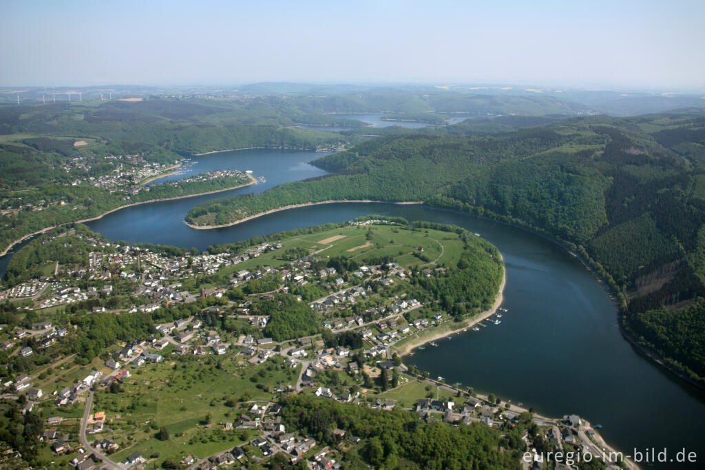 Detailansicht von Luftaufnahme der Rurtalsperre mit dem Ort Rurberg