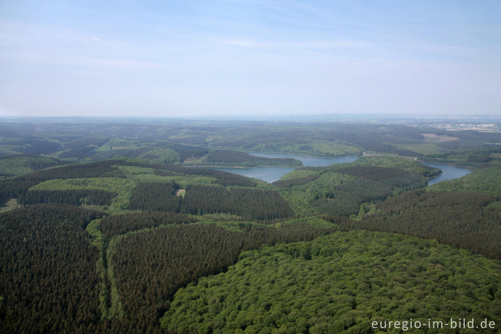 Detailansicht von Luftaufnahme der Wehebach-Talsperre mit Umgebung