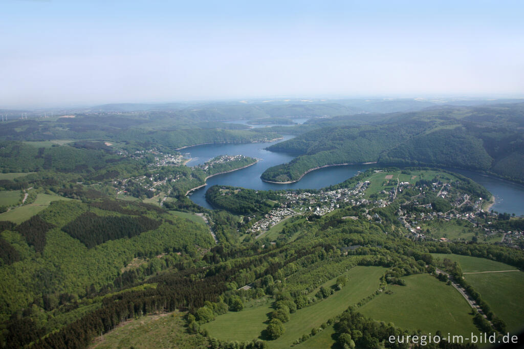 Detailansicht von Luftaufnahme des Rursees mit Rurberg und Woffelsbach