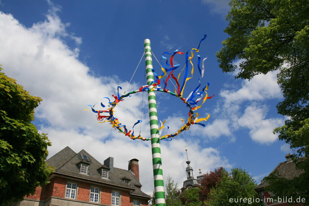 Detailansicht von Maibaum auf dem Abteiplatz in Aachen-Burtscheid