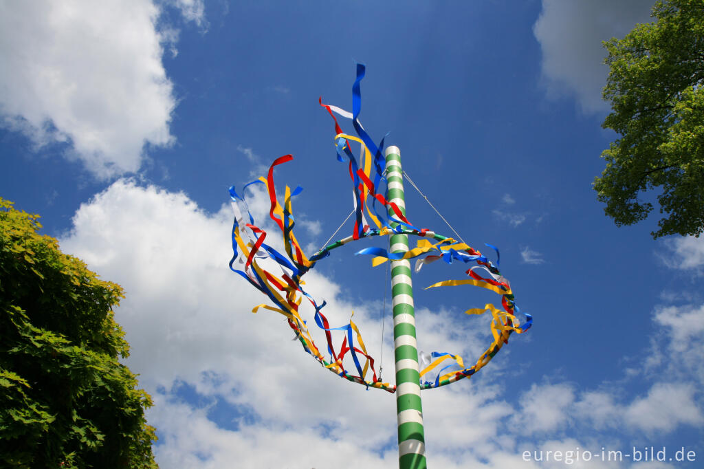 Detailansicht von Maibaum auf dem Abteiplatz in Aachen-Burtscheid