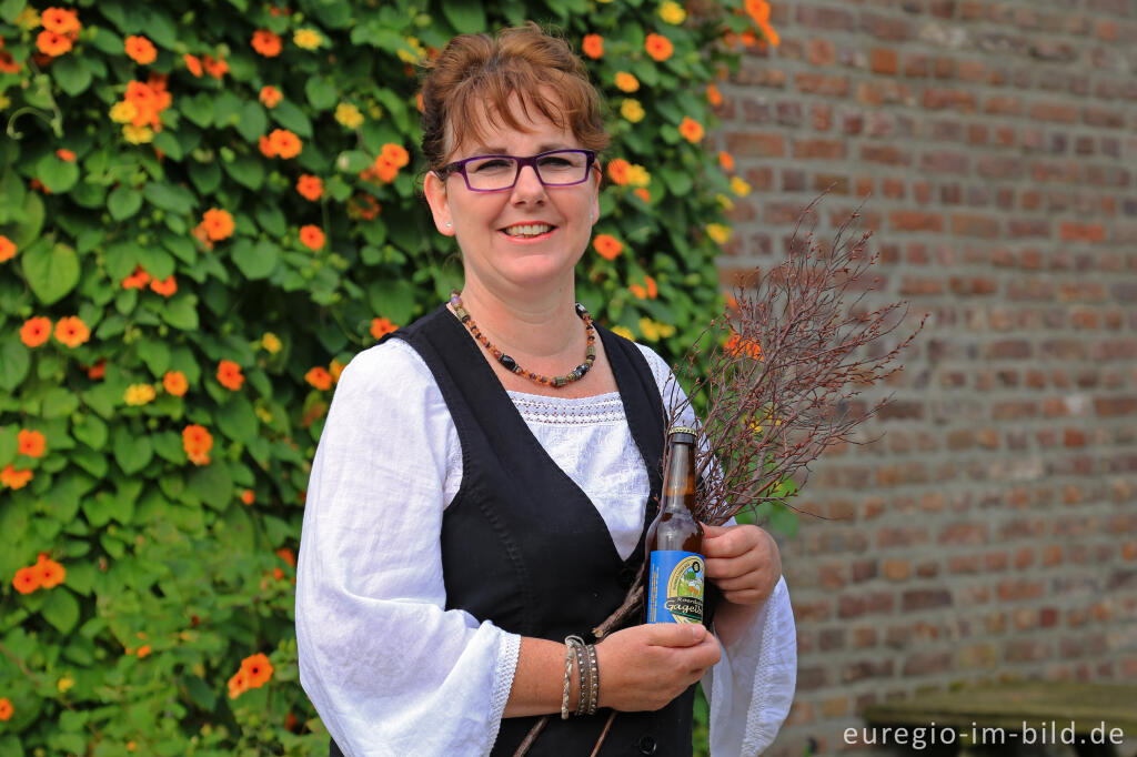 Detailansicht von Marga Meijers mit Gagelbier, Schurenhof