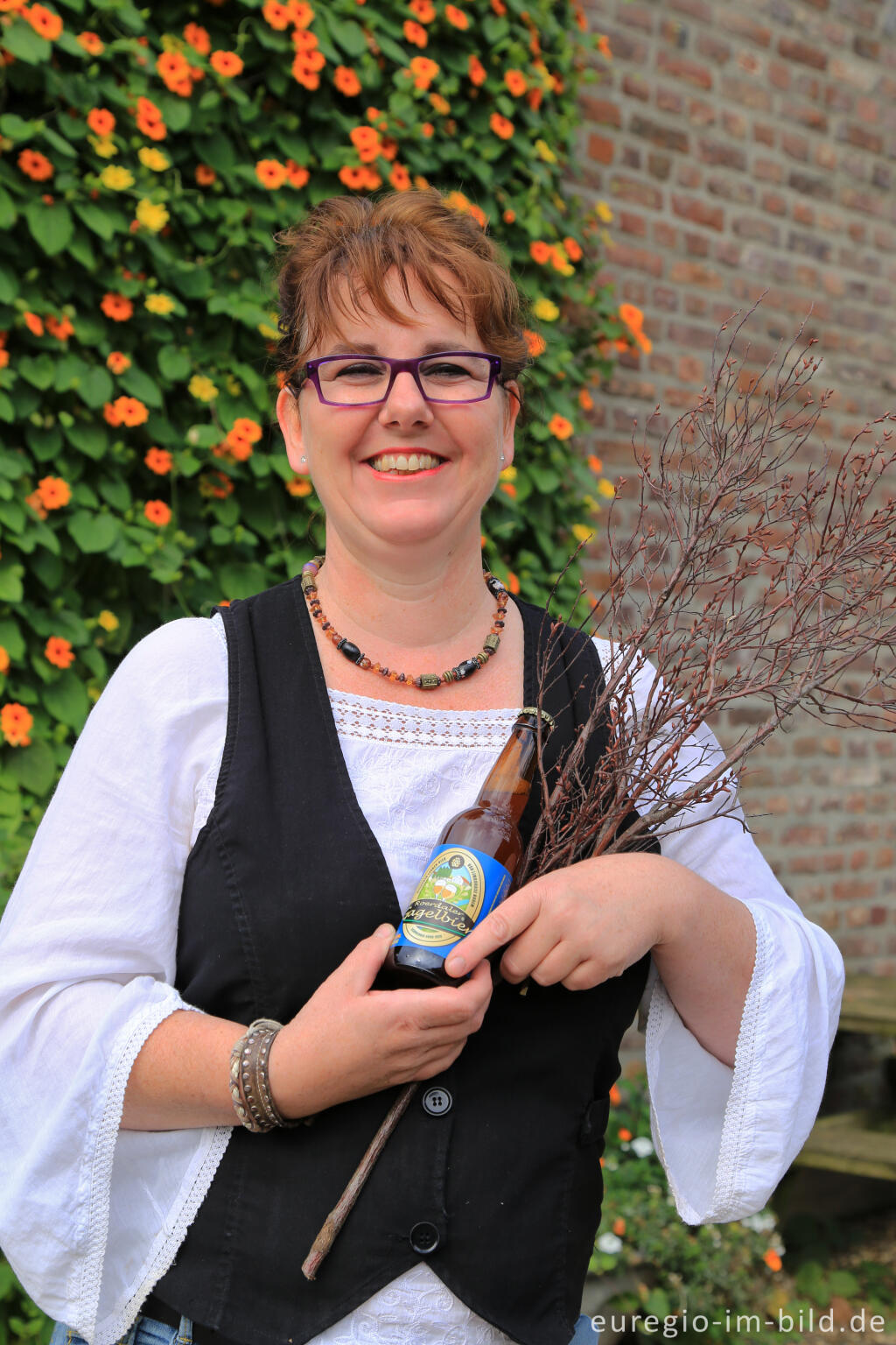 Detailansicht von Marga Meijers mit Gagelbier, Schurenhof