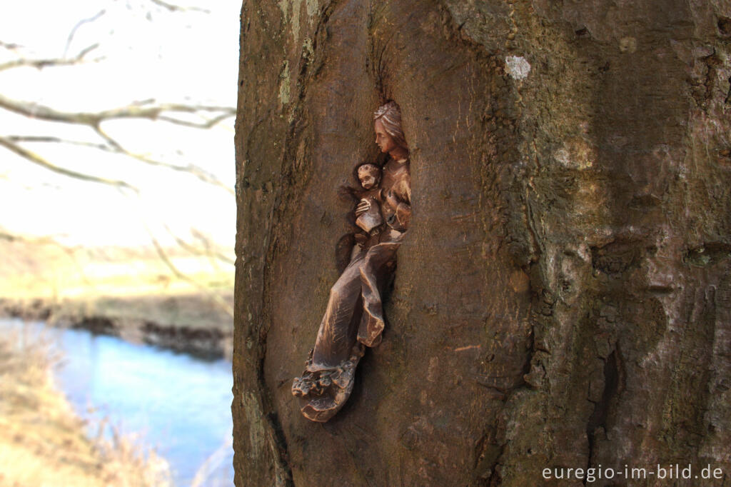 Detailansicht von Maria mit Kind im Baum