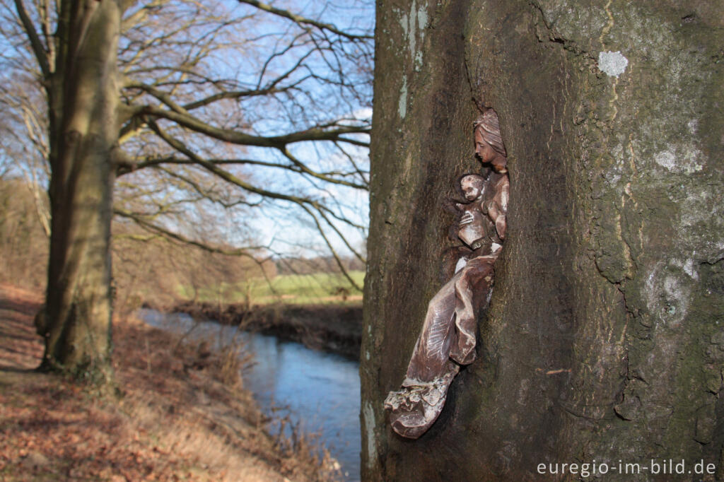 Maria mit Kind im Baum