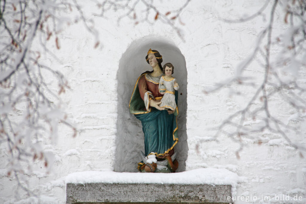 Detailansicht von Marienfigur an der Marienkapelle in Roetgen, Nordeifel