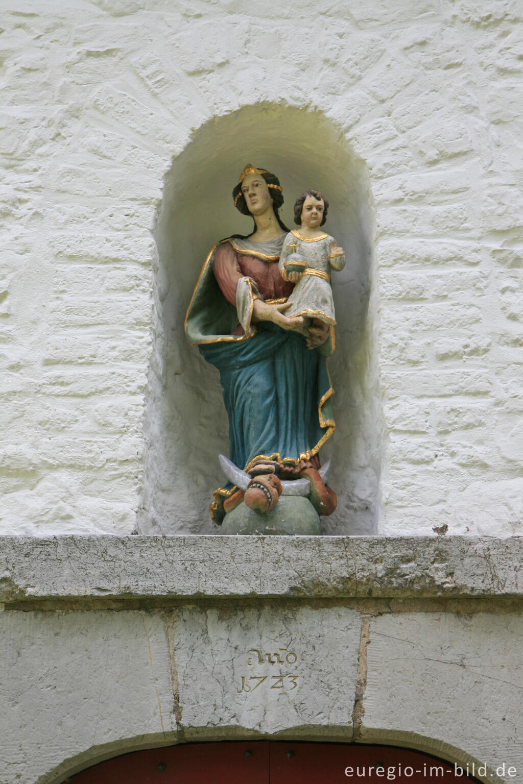 Detailansicht von Marienfigur über dem Eingang der Marienkapelle, Roetgen, Nordeifel