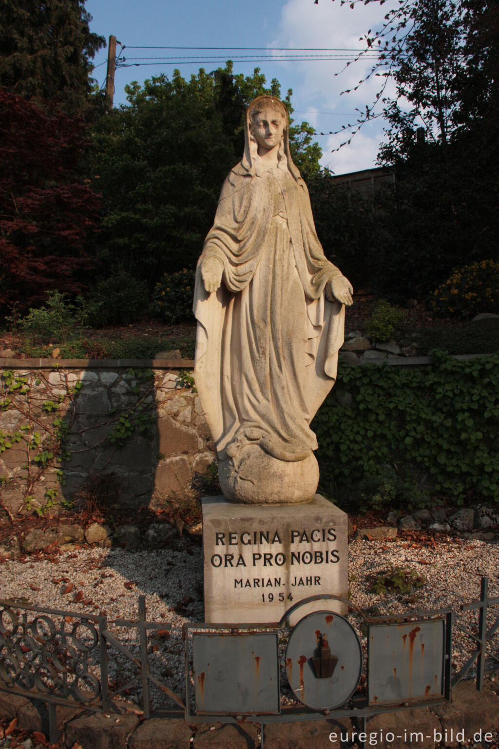 Detailansicht von Marienstatue auf dem Kapellenberg in Raeren, Belgien