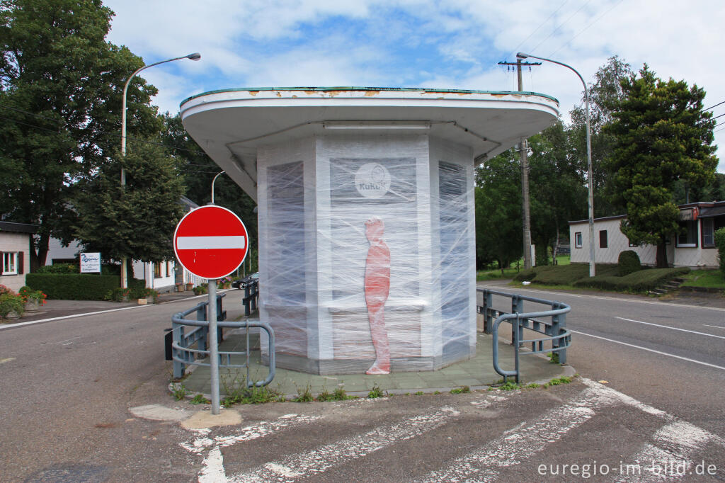 Detailansicht von Marvin und Stefphen: "Grenzgeist Kokon", Grenzkunstroute011 beim Grenzübergang Aachen-Köpfchen