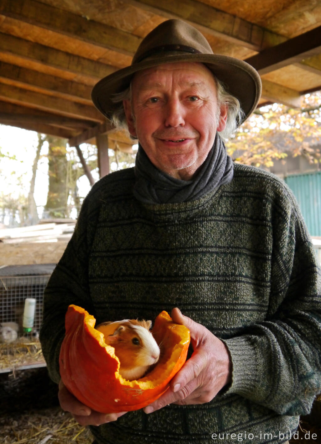 Detailansicht von Matthias Krieger und Meerschweinchen