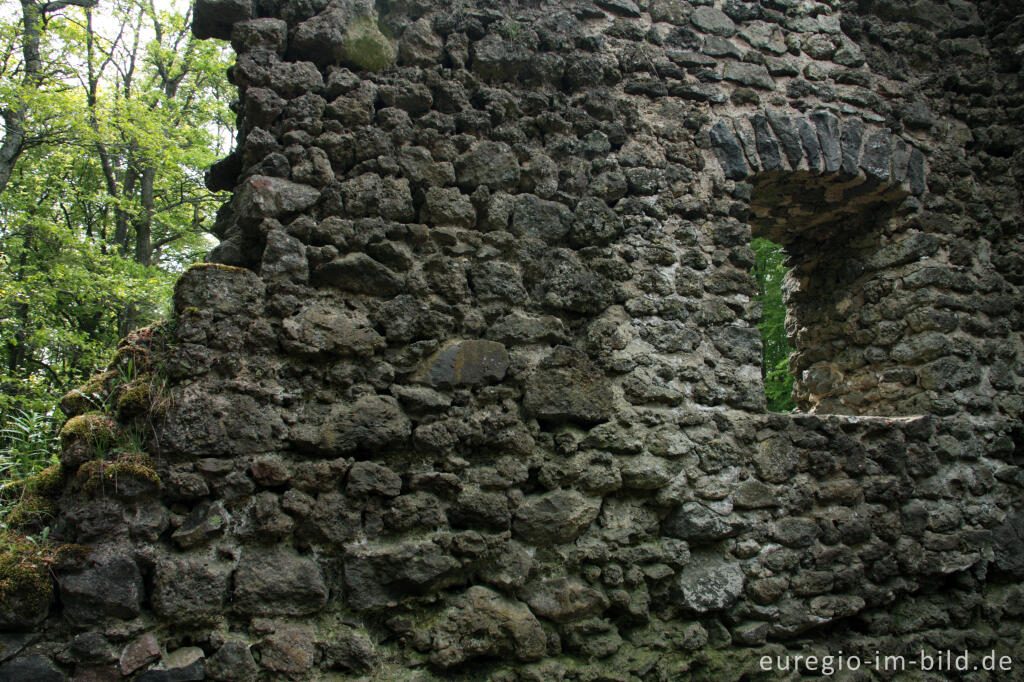 Detailansicht von Mauer aus schwarzem Lavagestein, Burgruine Freudenkoppe, Nerother Kopf, Vulkaneifel