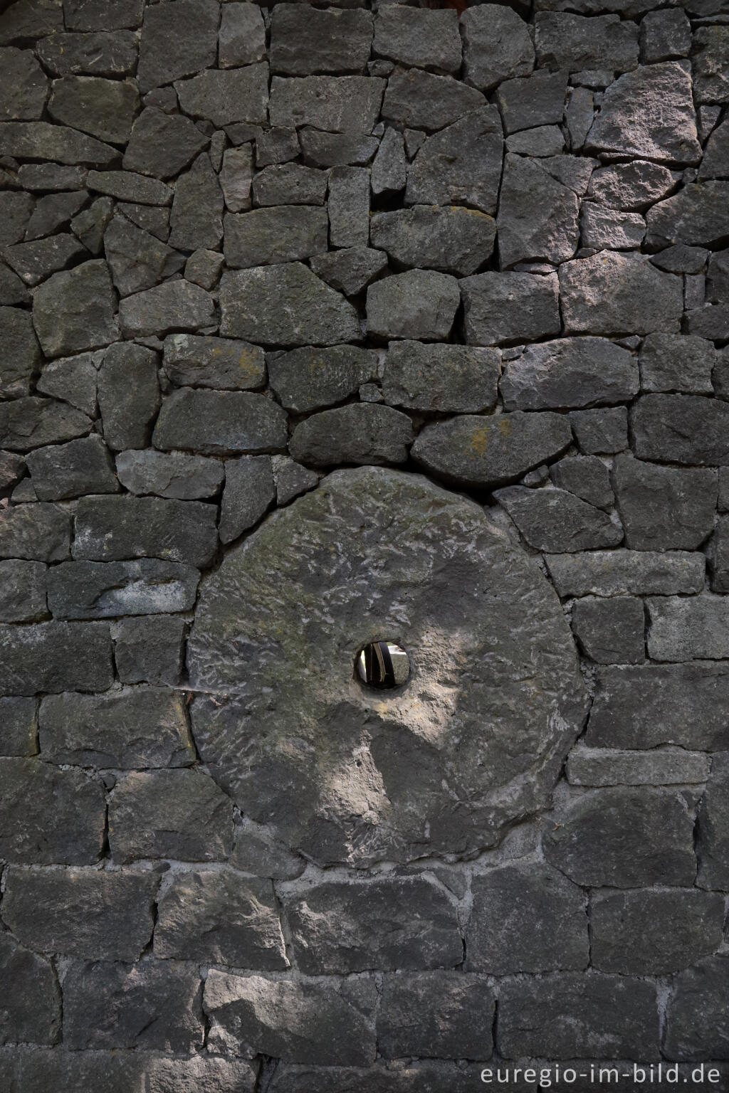 Detailansicht von Mauer und Mühlstein aus Basalt, Museumslay, Menndig