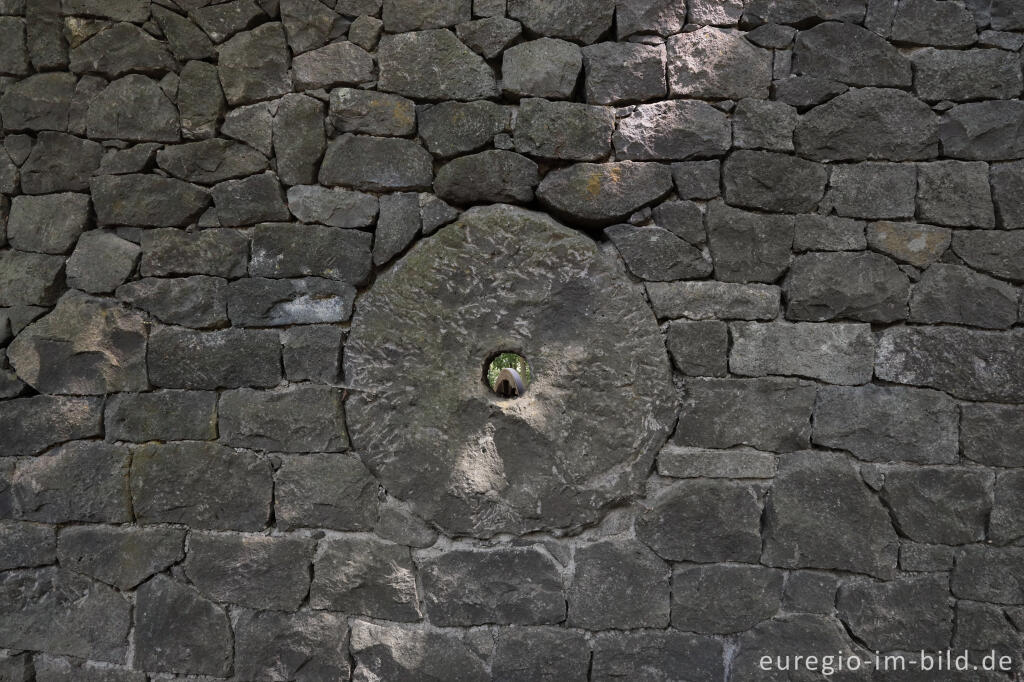 Detailansicht von Mauer und Mühlstein aus Basalt, Museumslay, Menndig