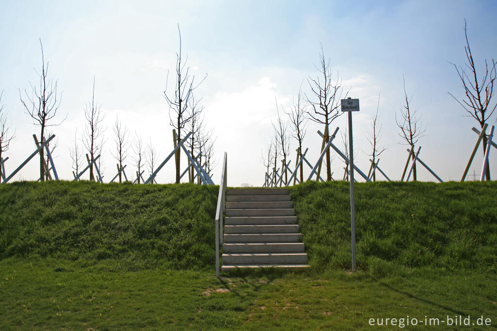 Maulbeerhügel mit Treppe, Weißer Weg