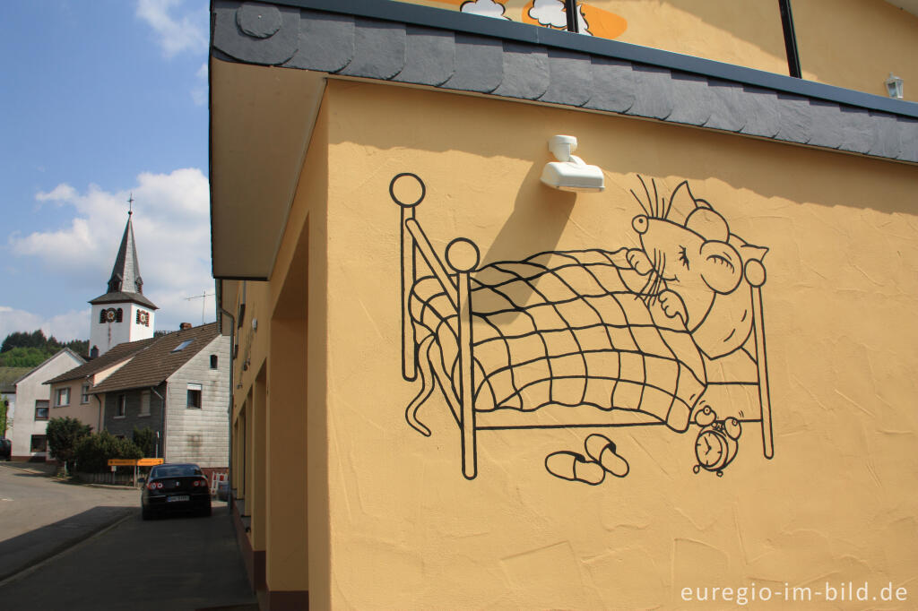 Maus im Bett, Dekoration an einem Haus in Neroth, Vulkaneifel