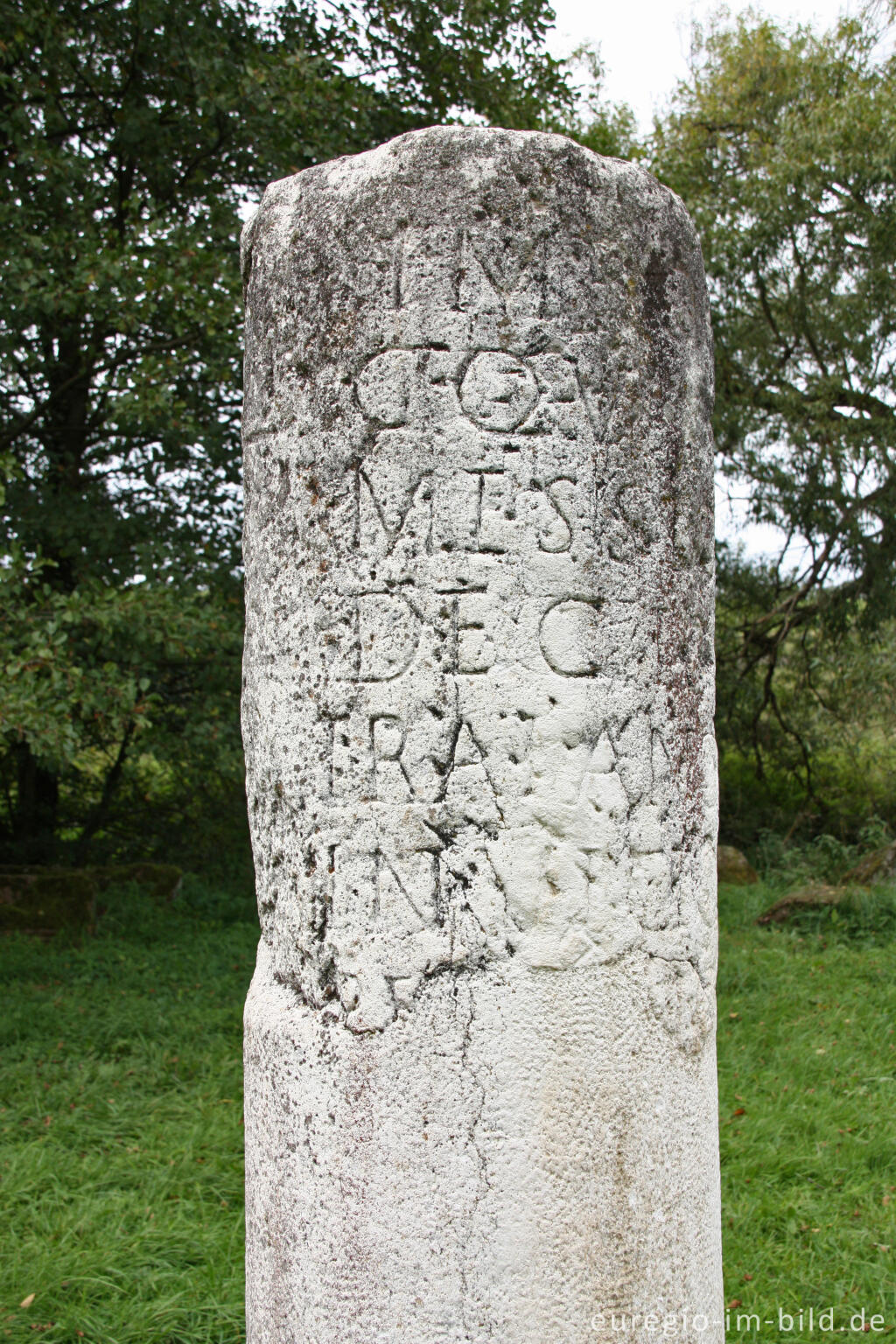 Detailansicht von Meilenstein auf dem römischen Werkplatz "Steinrütsch"